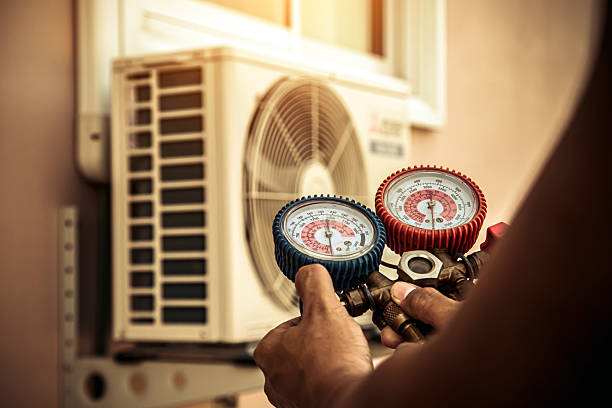 Professional Ac Installation technician working in Banquete, TX